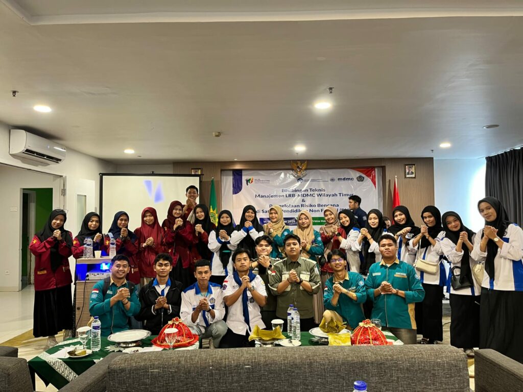 Foto Bersama Mahasiswa dari FKIK yang terdiri dari mahasiswa dari prodi keperawatan,farmasi dan mahasiswa kedokteran